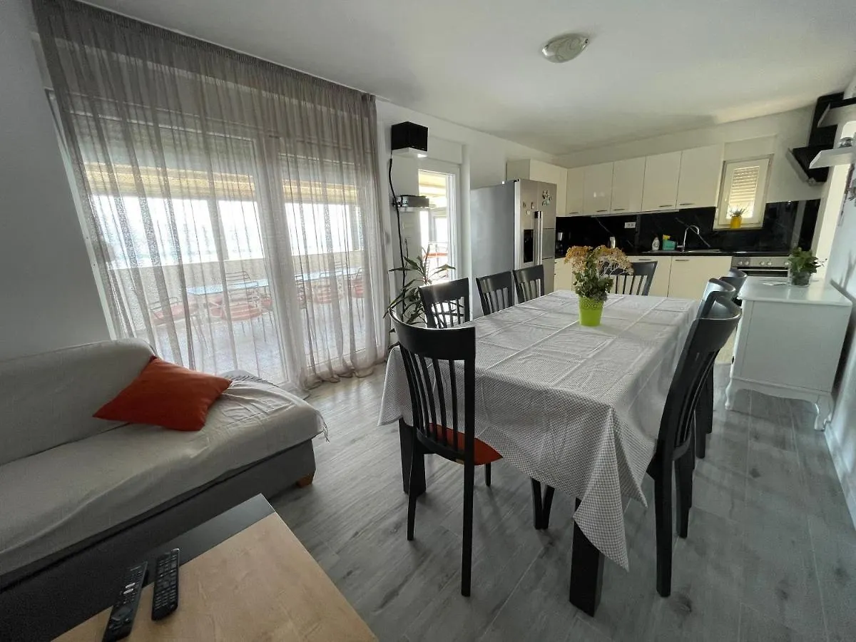 Apartment Rovci 1 Slatine 0*,